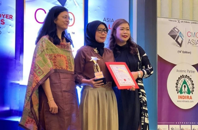 Cakep, Dekan FKIP UPS Terima CMO Asia Award
