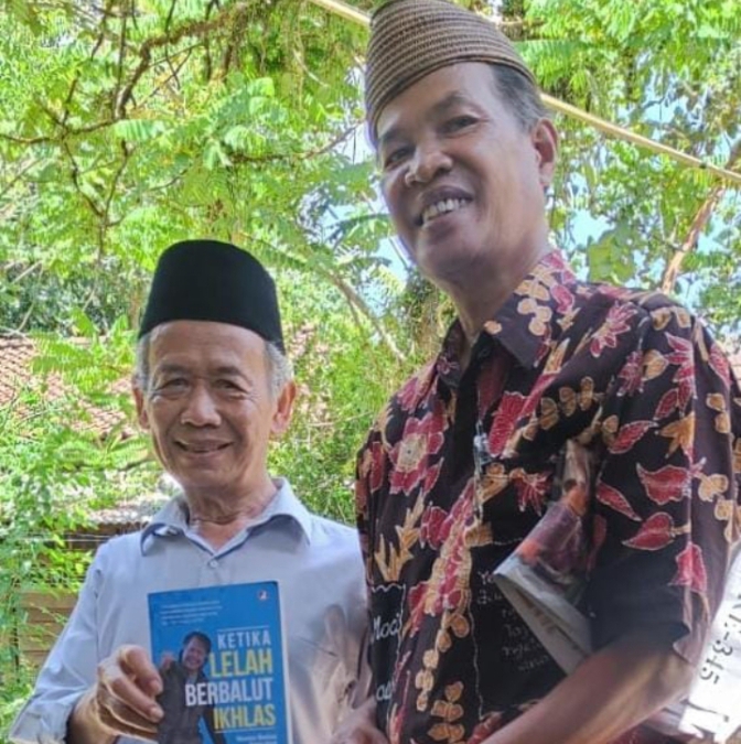 Sastrawan Indonesia Ahmad Tohari Apresiasi Penulis dari Tegal