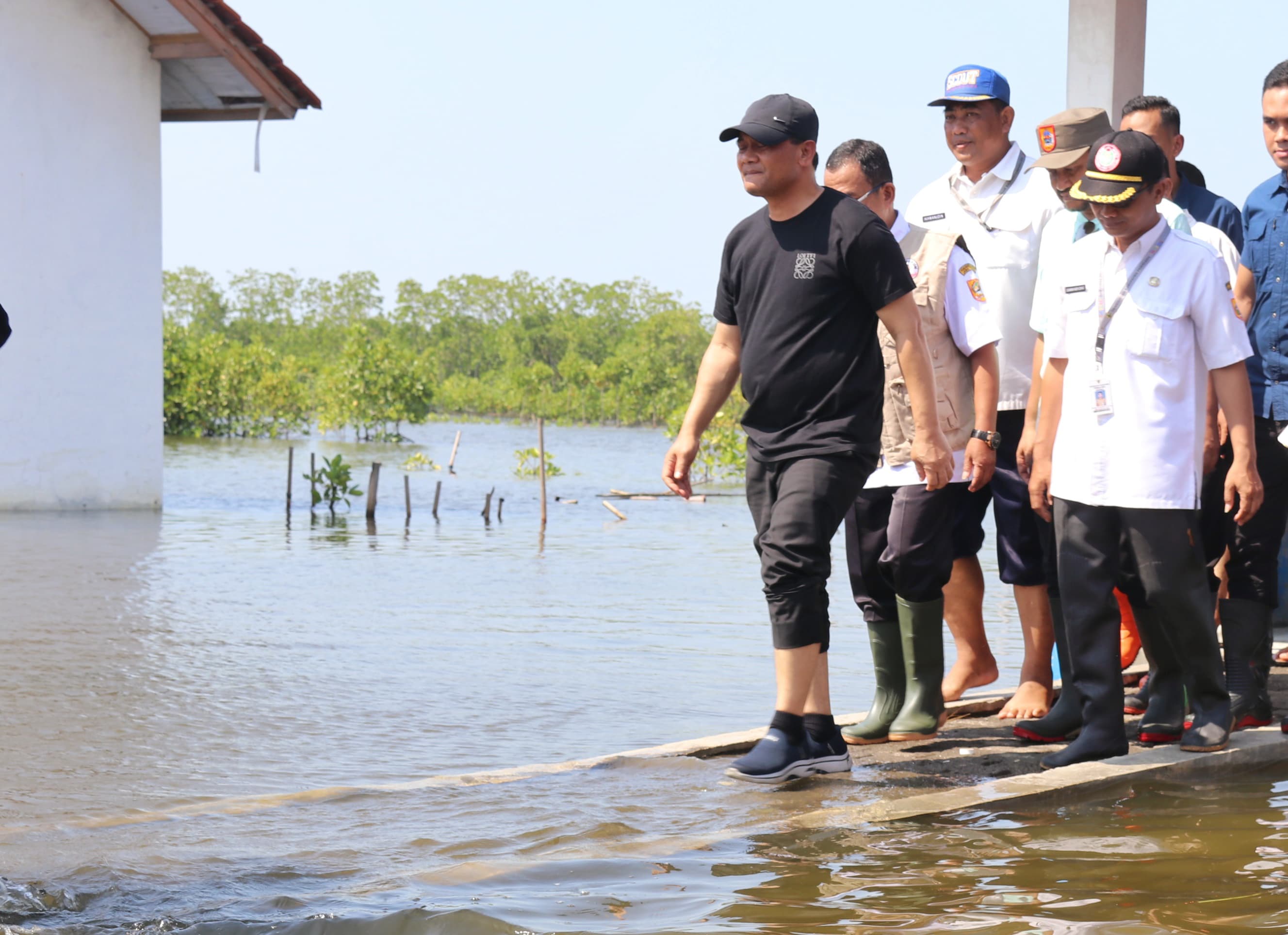 Cek Kondisi Warga, Ahmad Luthfi  Serahkan Bantuan Bagi Korban Terdampak Rob di Pemalang