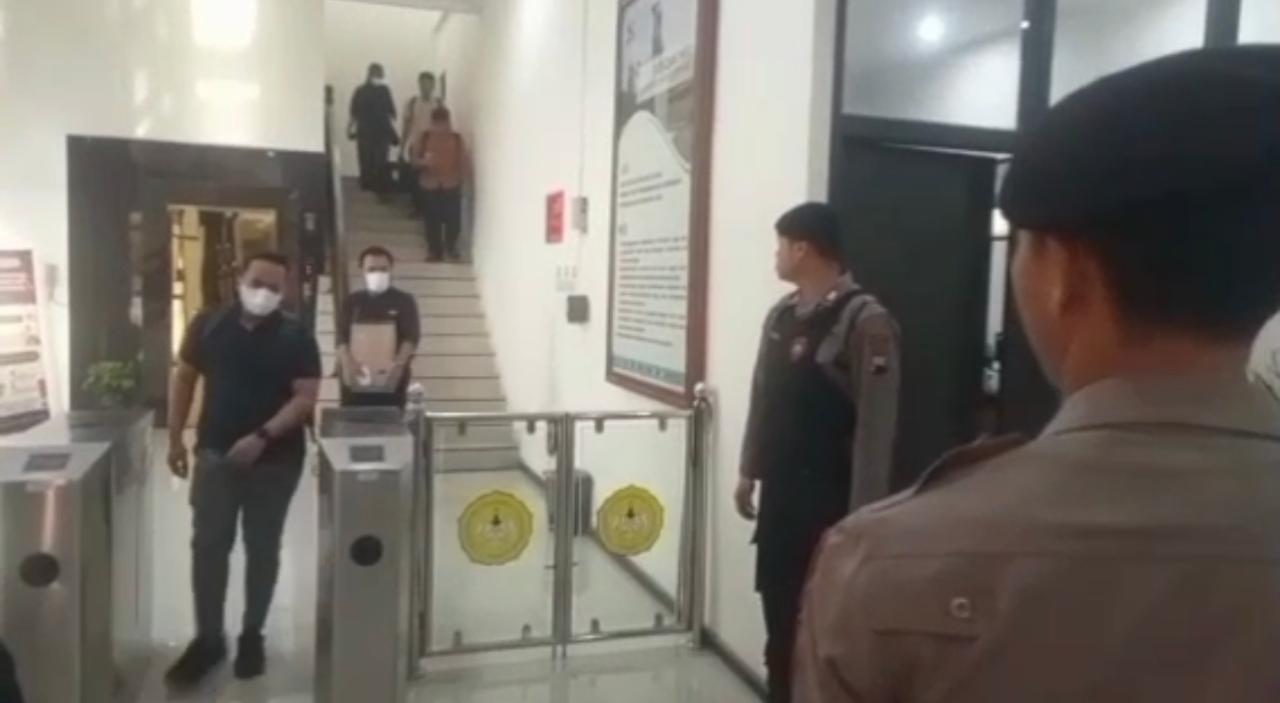KPK Geledah Ruang Rektor dan Wakil Rektor Unsoed, Bawa 60 Barang Bukti
