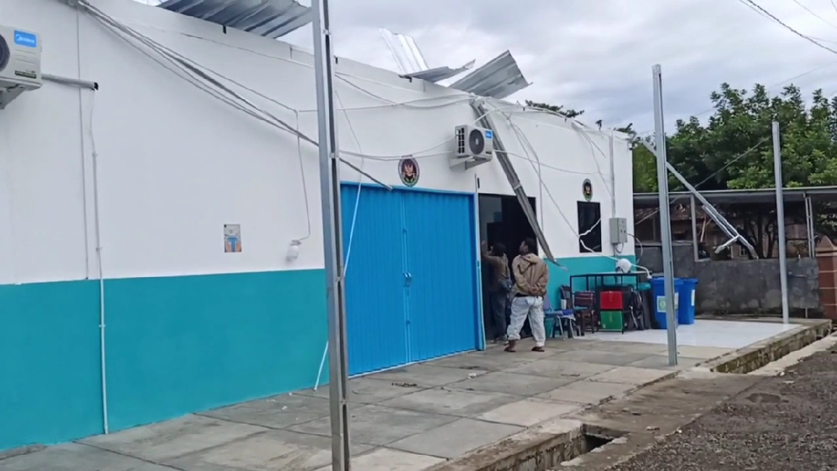 Angin Kencang Terjang Mangkang Kulon Semarang, Atap MBG Roboh dalam Hitungan Detik