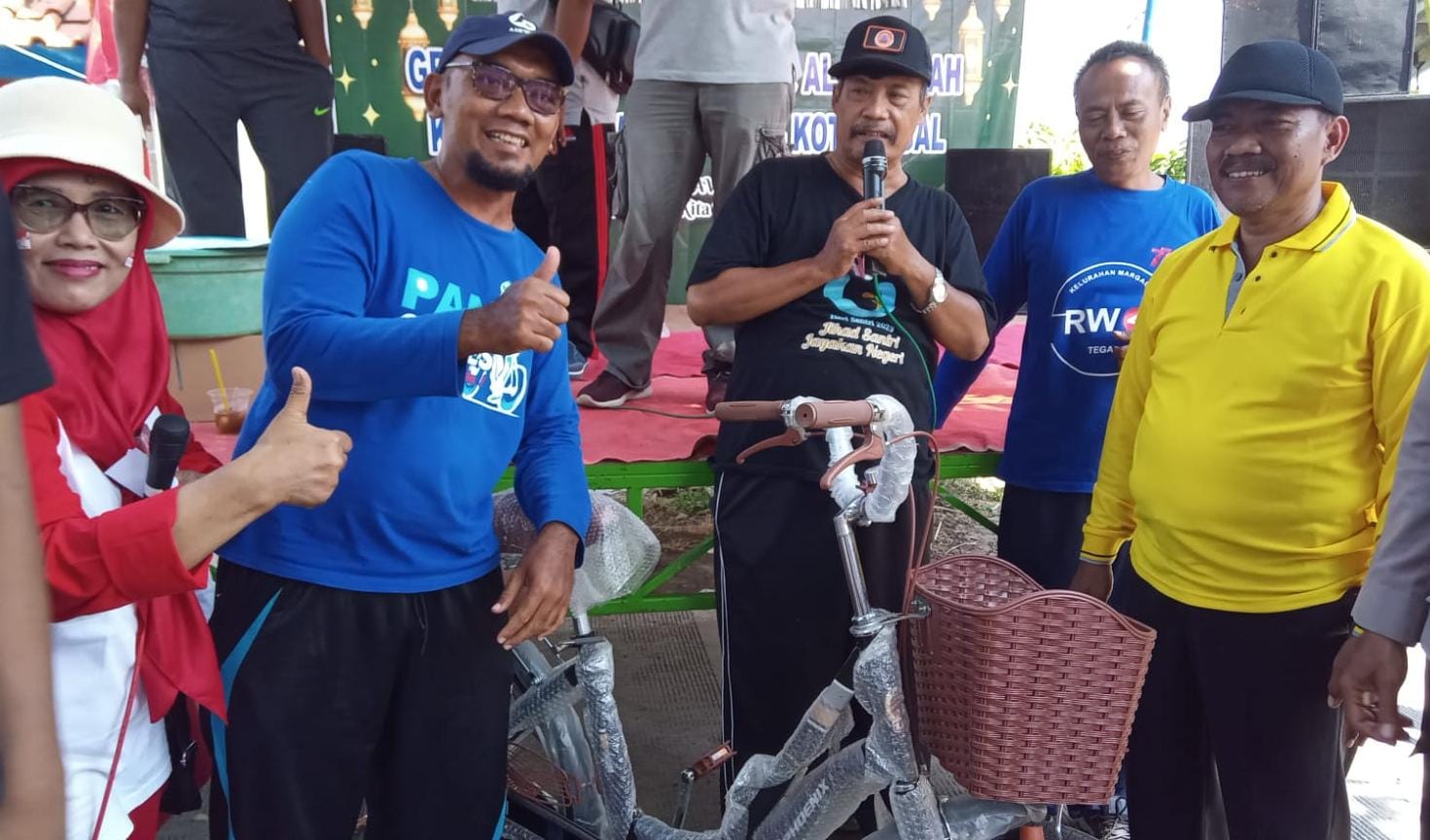 Warga RW 4 Kelurahan Margadana Kota Tegal Dapat Sembako saat Jalan Sehat 