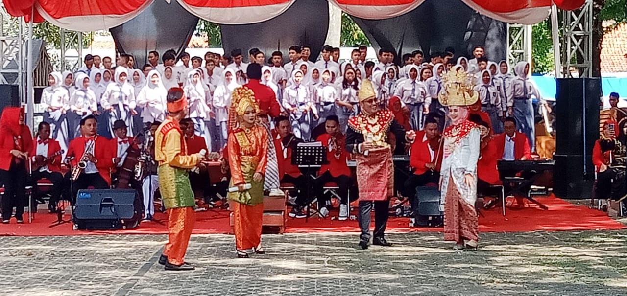 Kenakan Pakaian Adat Lampung, Plt Bupati Pemalang Hidayat Mansur Pimpin Upacara HUT RI