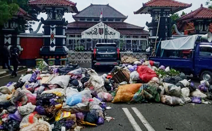 Ampel Gelar Aksi Demo Tuntut Atasi Masalah Sampah di Kabupaten Pemalang 