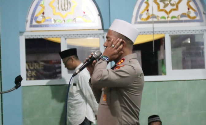 Kapolres Pemalang Jadi Muazin di Masjid Baitussalam