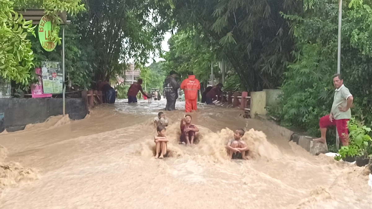 Empat Titik Tanggul Sungai Plumbon Jebol, Permukiman Mangunharjo Terendam Banjir