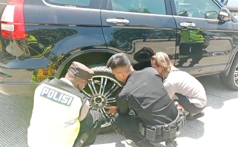 Pemudik Apresiasi Bantuan Polisi Saat Alami Ban Pecah di Tol