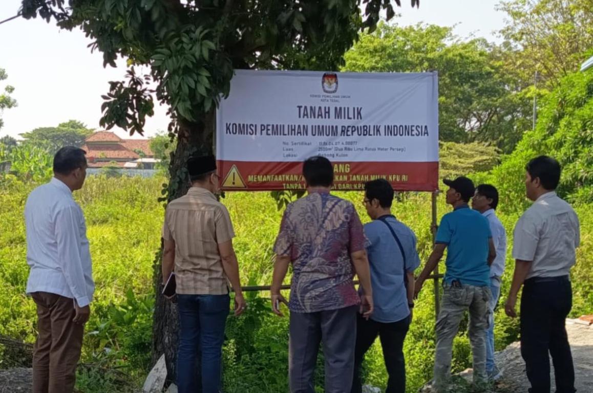 Pastikan Aset Negara Terjaga, KPU Kota Tegal Pasang Plang Bertuliskan Ini 