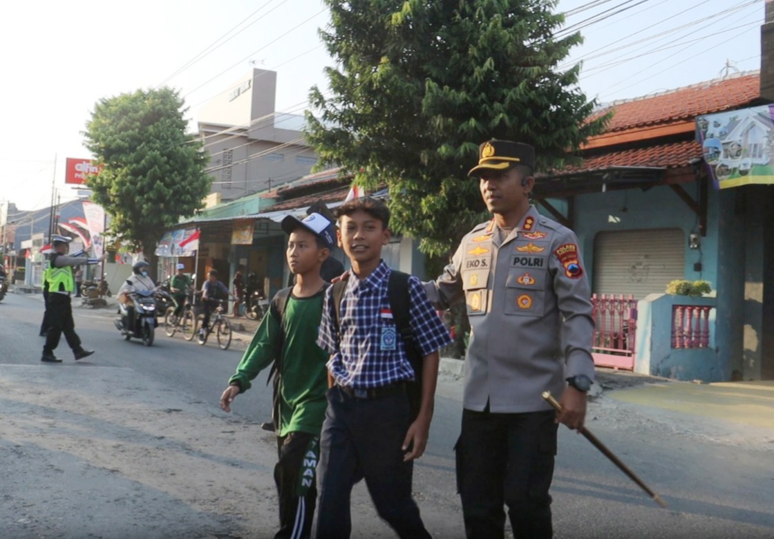 Kapolres Pemalang Sebrangkan Anak Sekolah, Ada Apa?