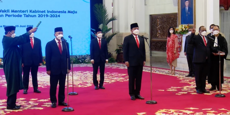 Presiden Jokowi Lantik Zulkifli Hasan dan Hadi Tjahjanto 