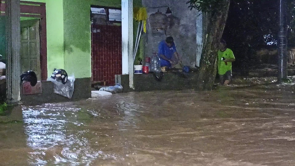 Banjir Rendam Jalan Pantura Semarang, Akses Kendaraan Sempat Lumpuh hingga Tengah Malam