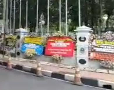 Ribuan Karangan Bunga Banjiri Gedung Pakuan Bandung