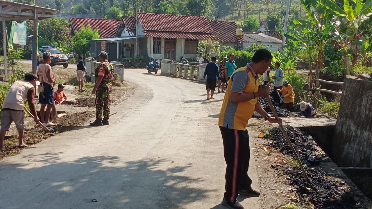 TNI-Polri di Kabupaten Tegal Bantu Bersihkan Selokan 