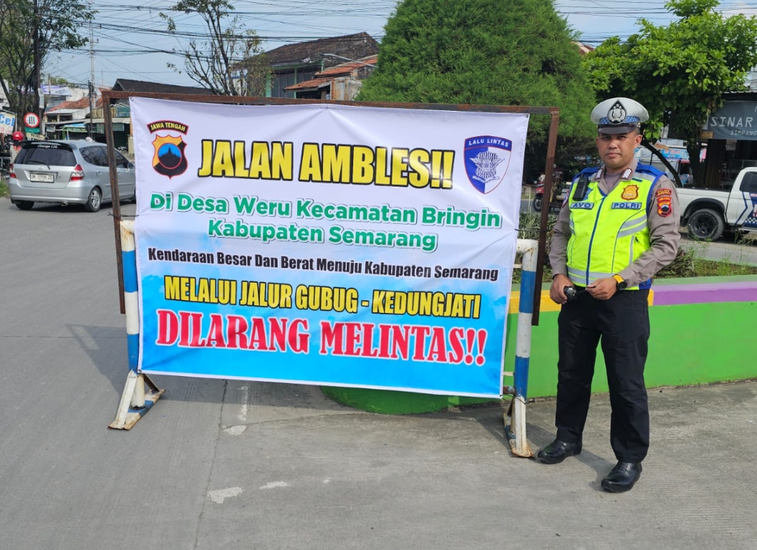Jalan Ambles di Jalur Tuntang - Gubug, Sepeda Motor Tetap Bisa Melintas Bergantian