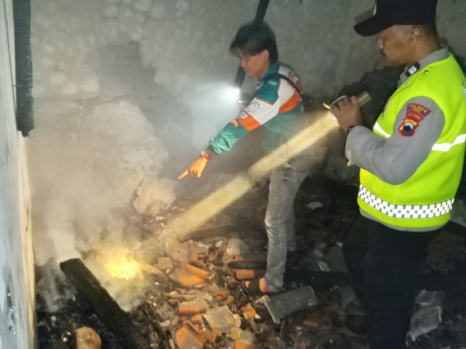 Polsek Lebaksiu Bersama Damkar dan Warga Tangani Kebakaran Rumah di Kambangan  