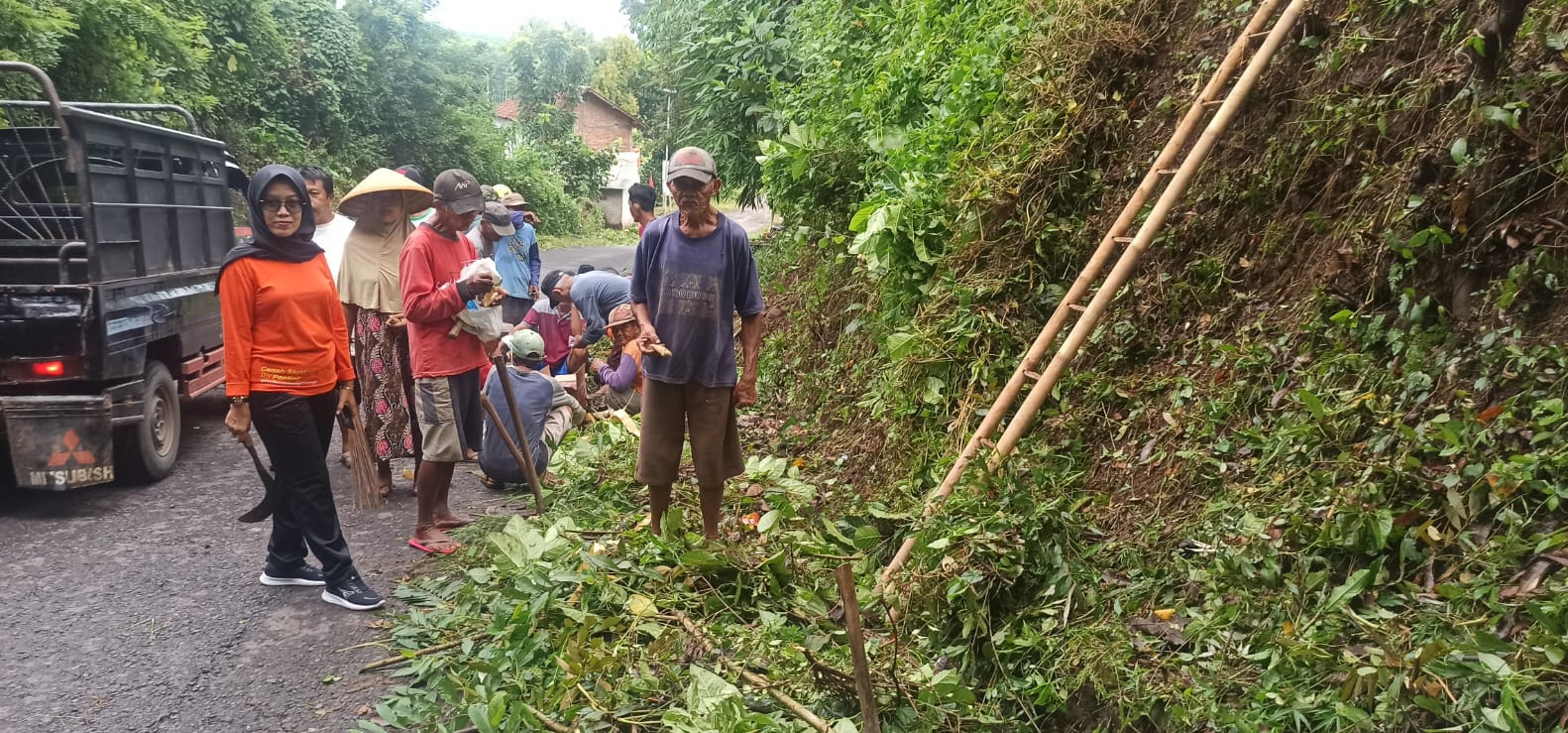 Puluhan Warga Wanarata Kabupaten Pemalang Bersihkan Desa