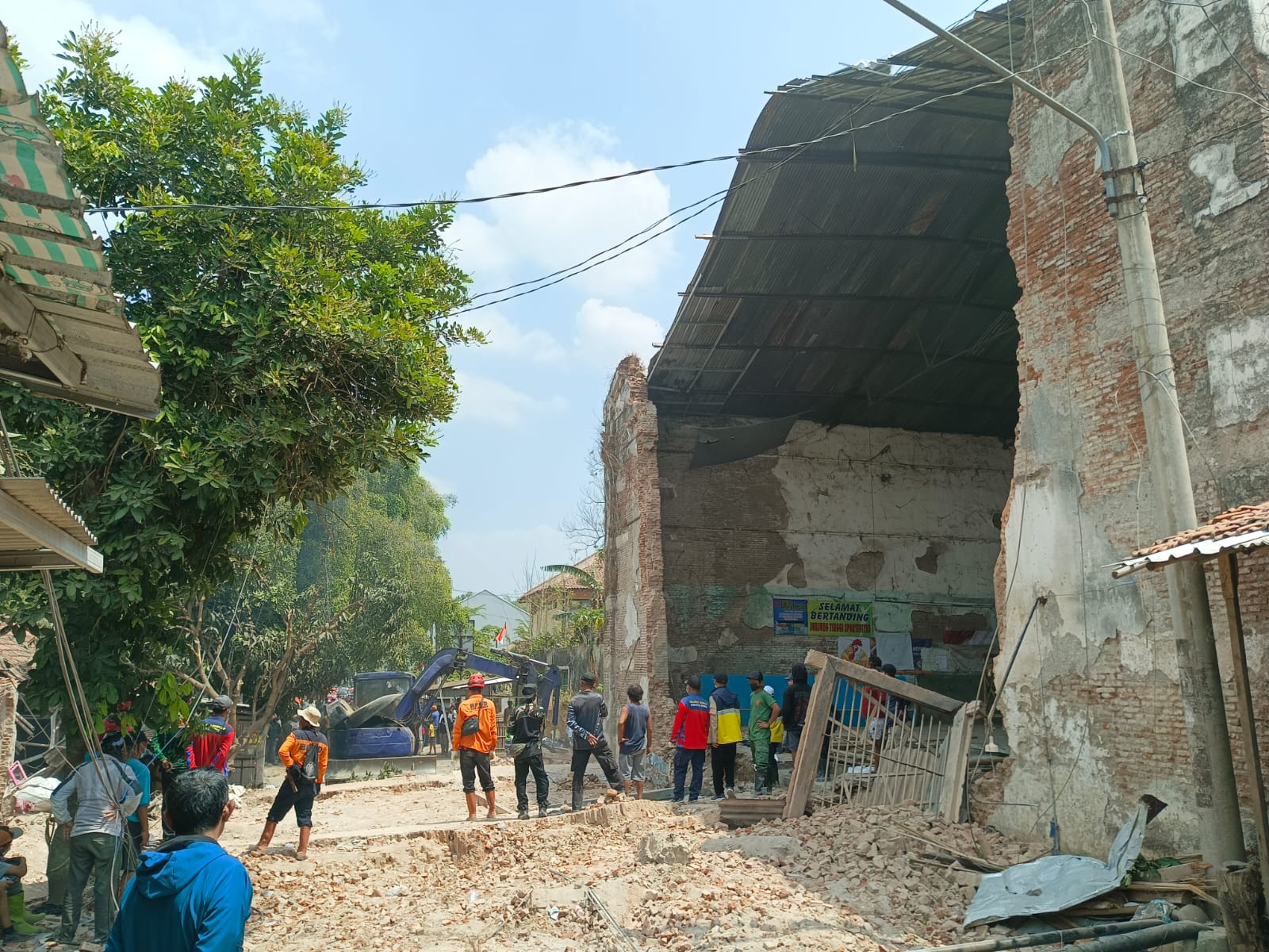 BREAKINGNEWS: Dua Anak Tewas Tertimpa Reruntuhan Gedung Hogwan Bumiayu