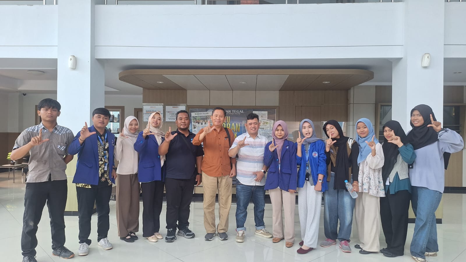 Sepuluh Mahasiswa UMUS Brebes Selesaikan Magang Jurnalistik di Radar Tegal