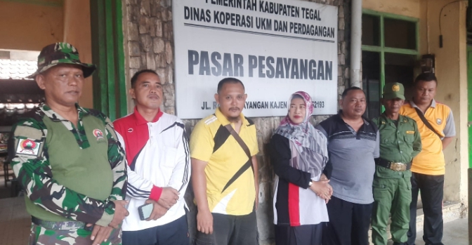 Tiga danramil dan kapolsek di Kabupaten Tegal Kompak Bersihkan Pasar Pesayangan