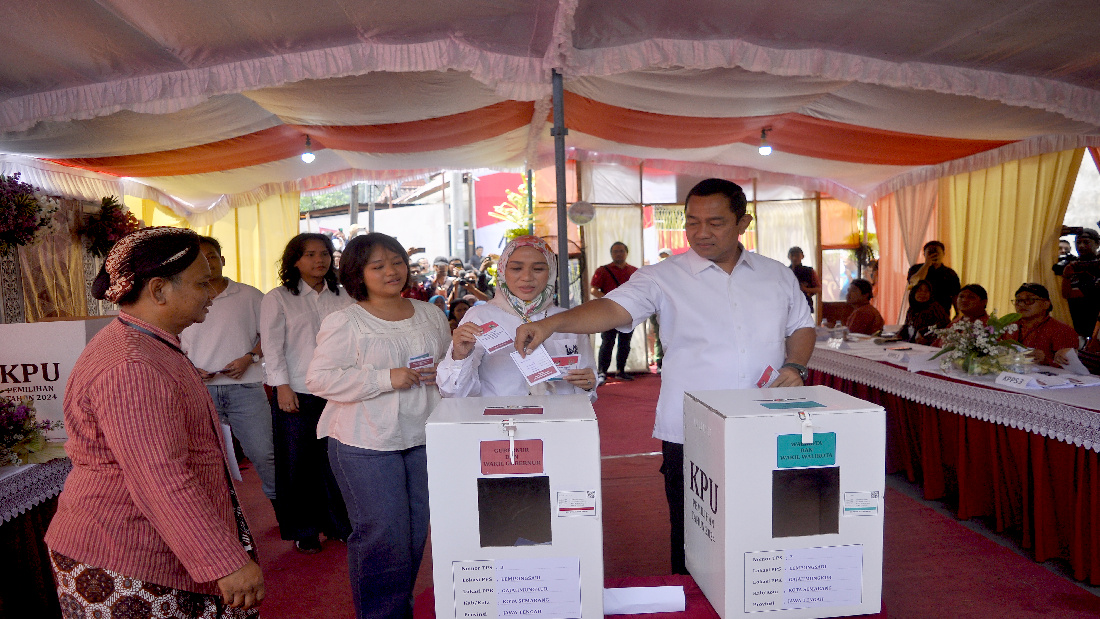 Hendi Coblos Bersama Keluarga, Andika Bersama Istri Datang Belakangan