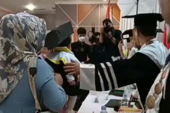 Bikin Nangis, Bayi Empat Bulan Wakili Almarhumah Ibunya Diwisuda