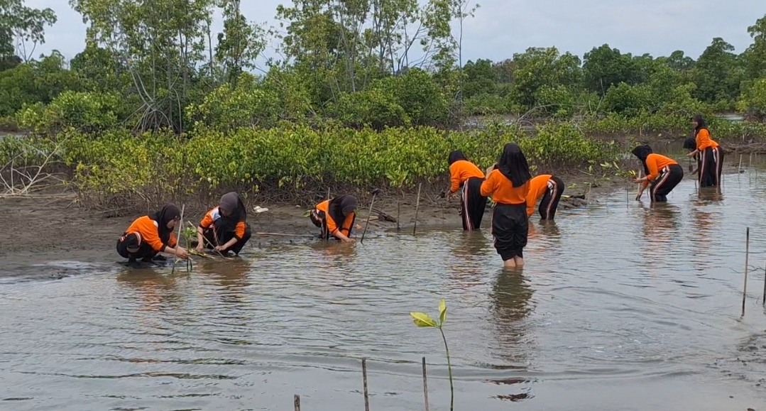 Peringatan Hari Bumi, Komunitas Peduli Lingkungan dan Pelajar Pekalongan Tanam Mangrove