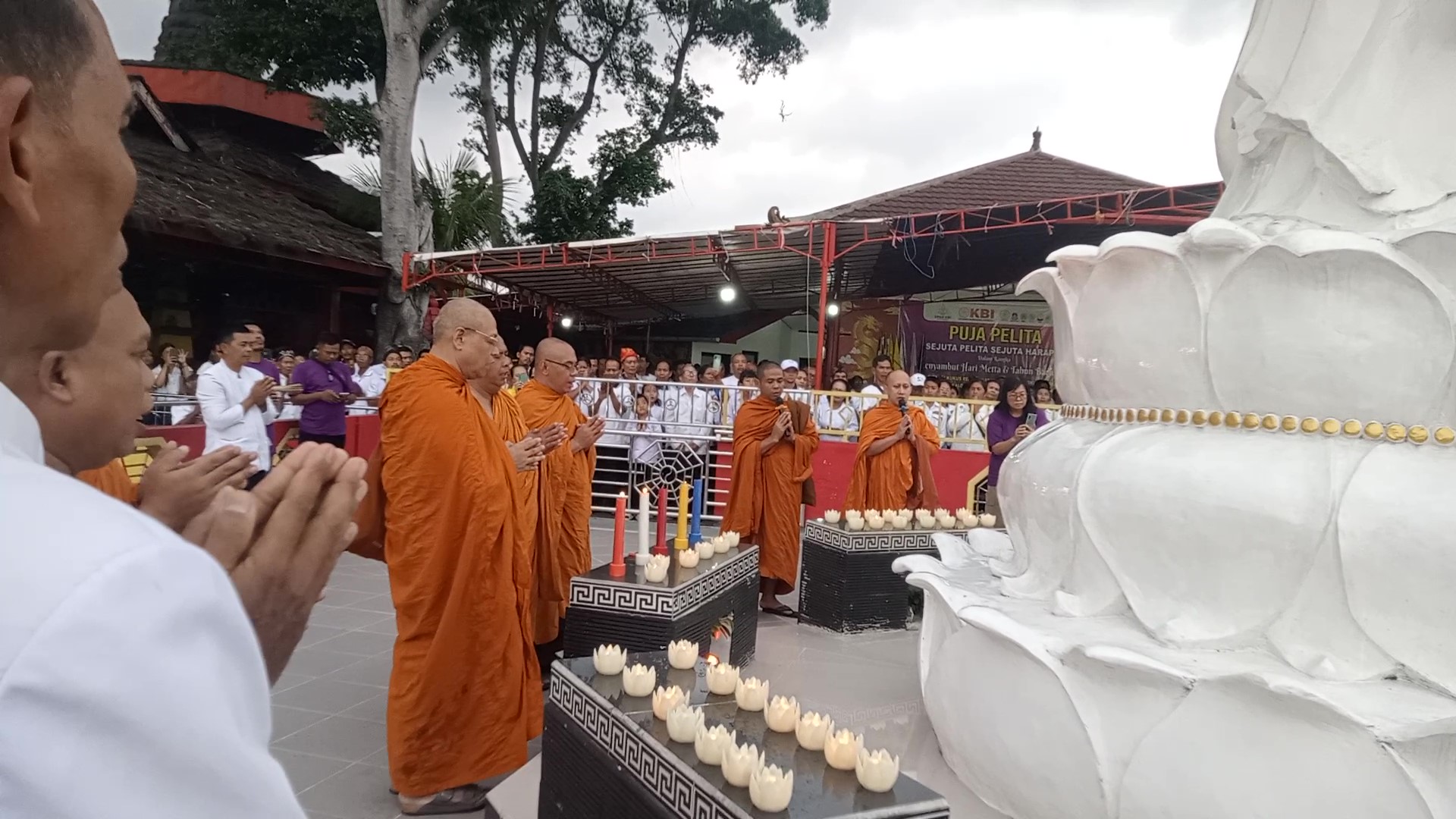 Sambut Perayaan Metta, Puluhan Bhante Hadiri Sejuta Pelita di Vihara Gunung Kalong