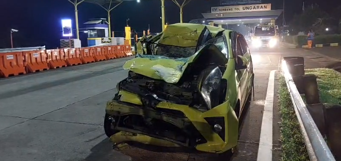 Sopir Tak Konsentrasi, Toyota Agya Hantam Truk Hino di Tol Bawen Hingga Ringsek