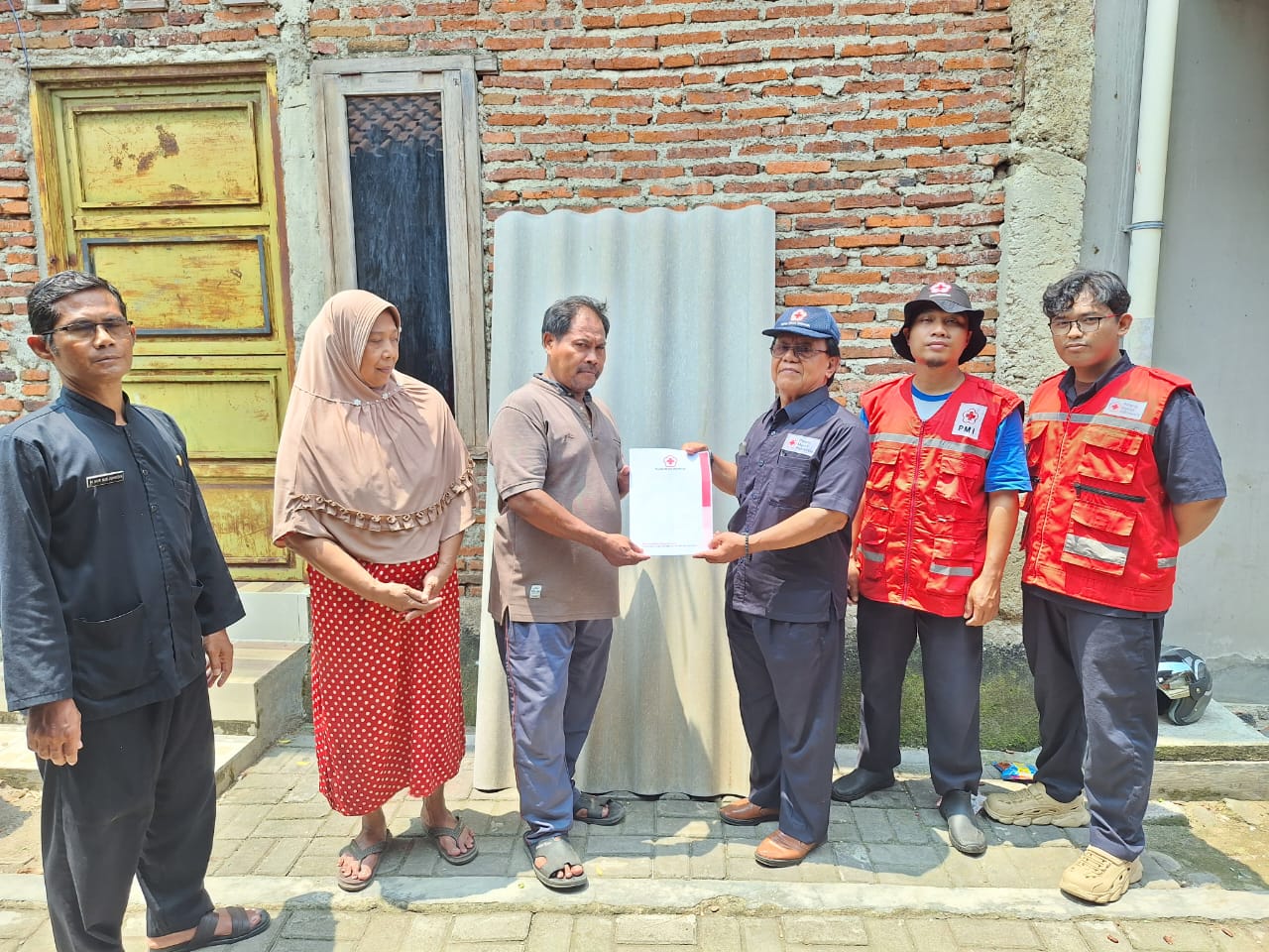 Rumah Warga Debong Tengah Ambruk, PMI Kota Tegal Gerak Cepat