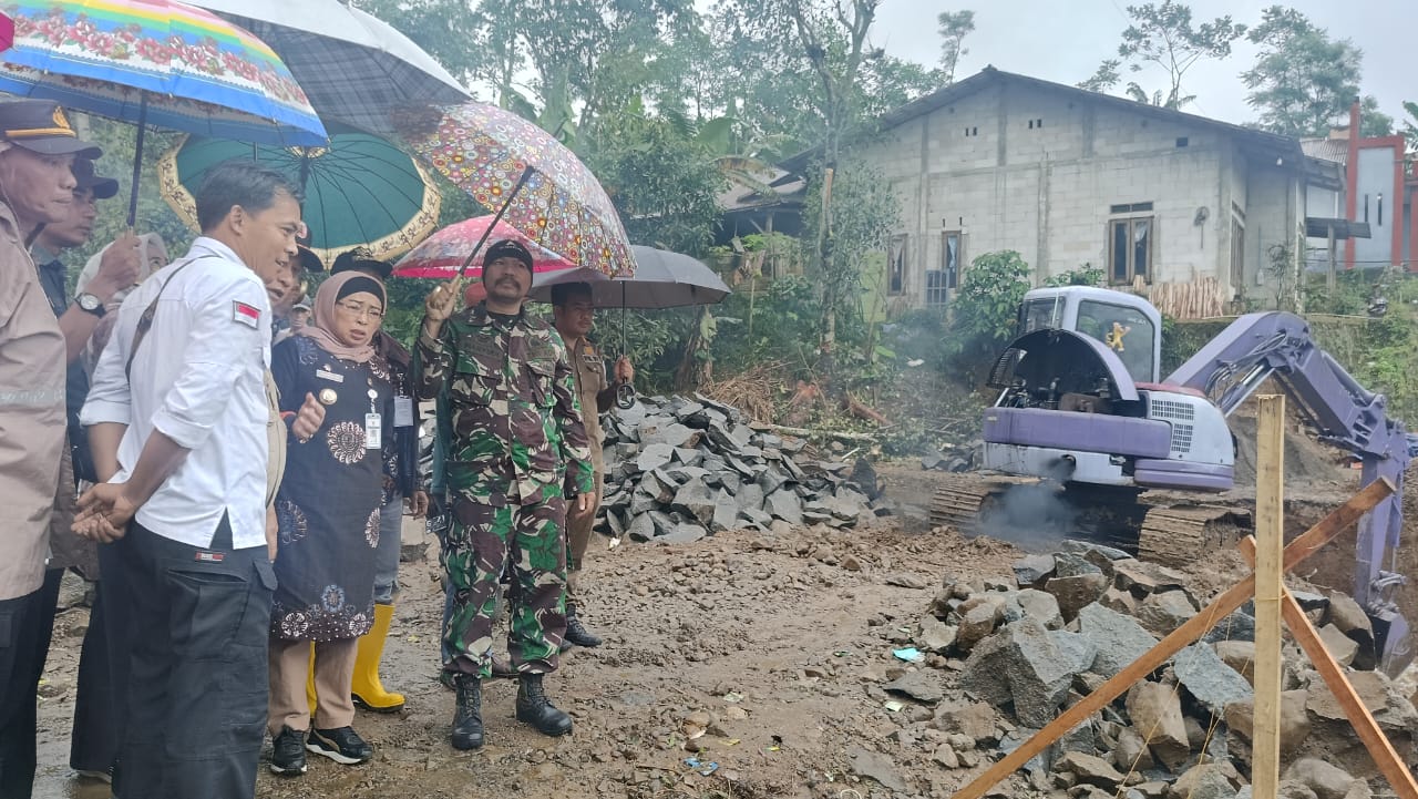 Penjabat Bupati Batang Sambangi Warga Terdampak Banjir dan Longsor Desa Surjo