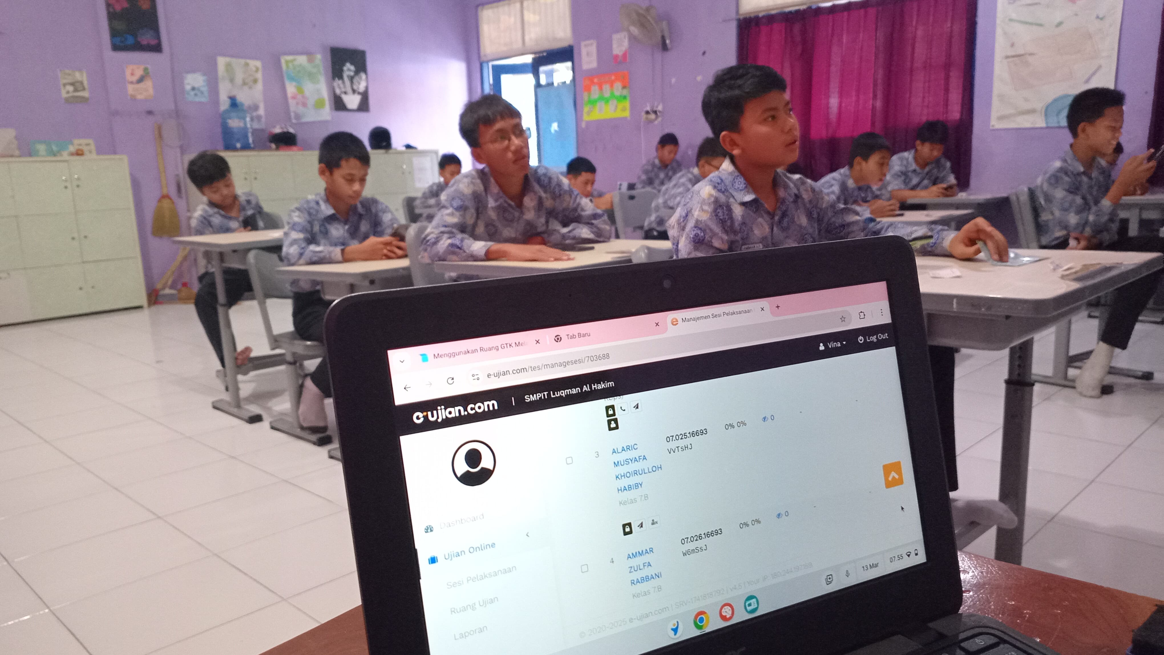 SMPIT Luqman Al Hakim Slawi Gelar Sumatif Tengah Semester Berbasis Digital 