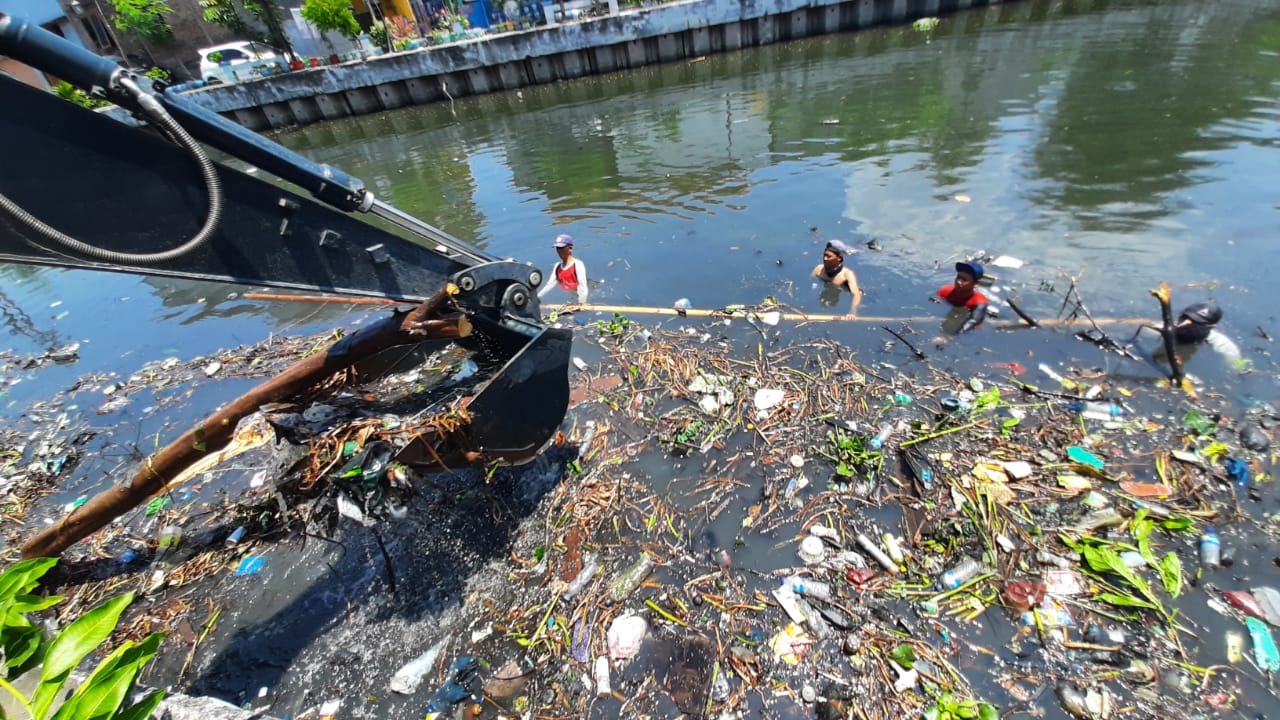 Masuk Musim Hujan, Alat Berat dan Puluhan Petugas Dikerahkan untuk Bersihkan Kali Pacar dan Tenggangu