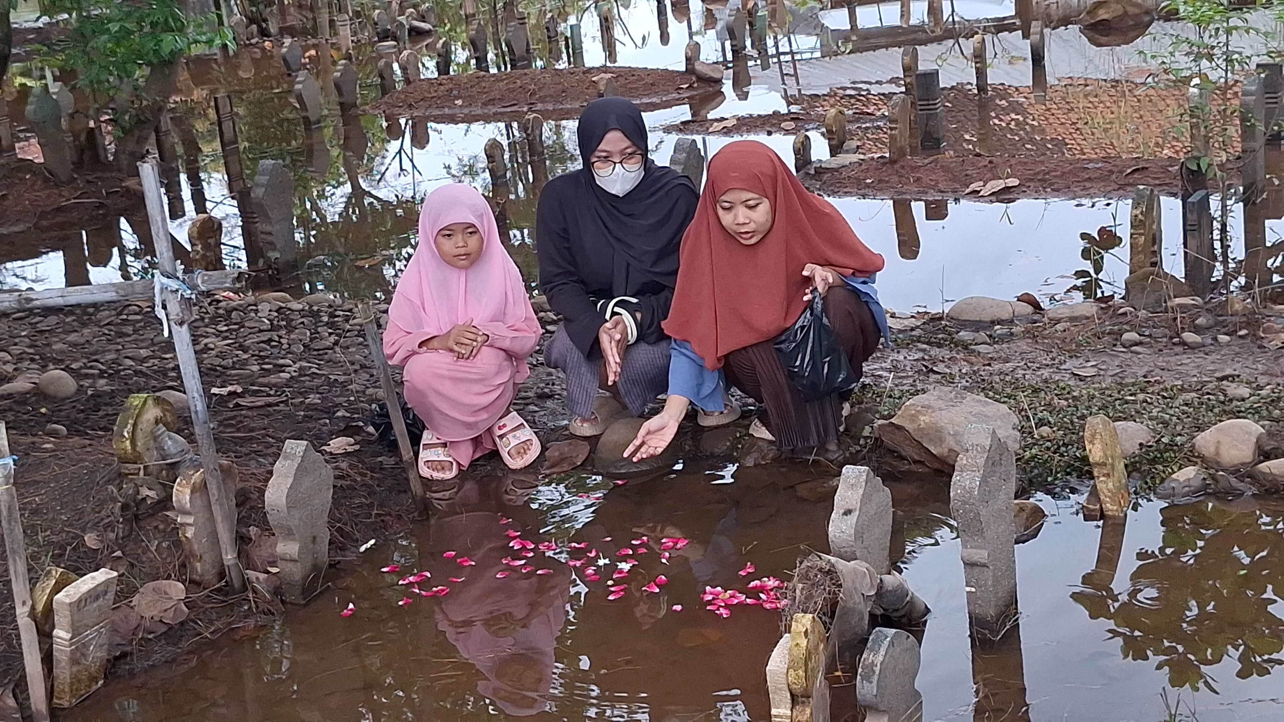 Makam di Mulyorejo Terendam Banjir, Tradisi Nyekar Jelang Ramadan Sepi