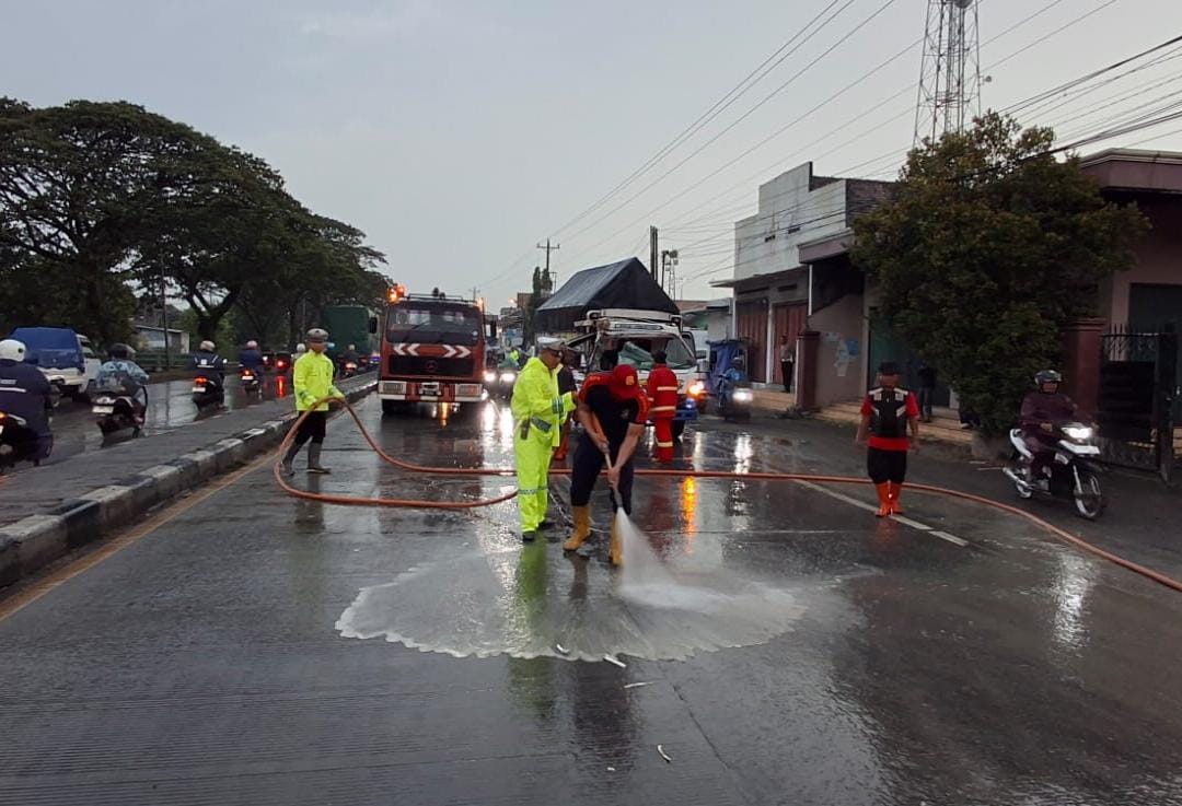 Pantura Semarang-Demak Lumpuh Akibat Lumpur, Satlantas dan Damkar Sigap Bersihkan Jalan  