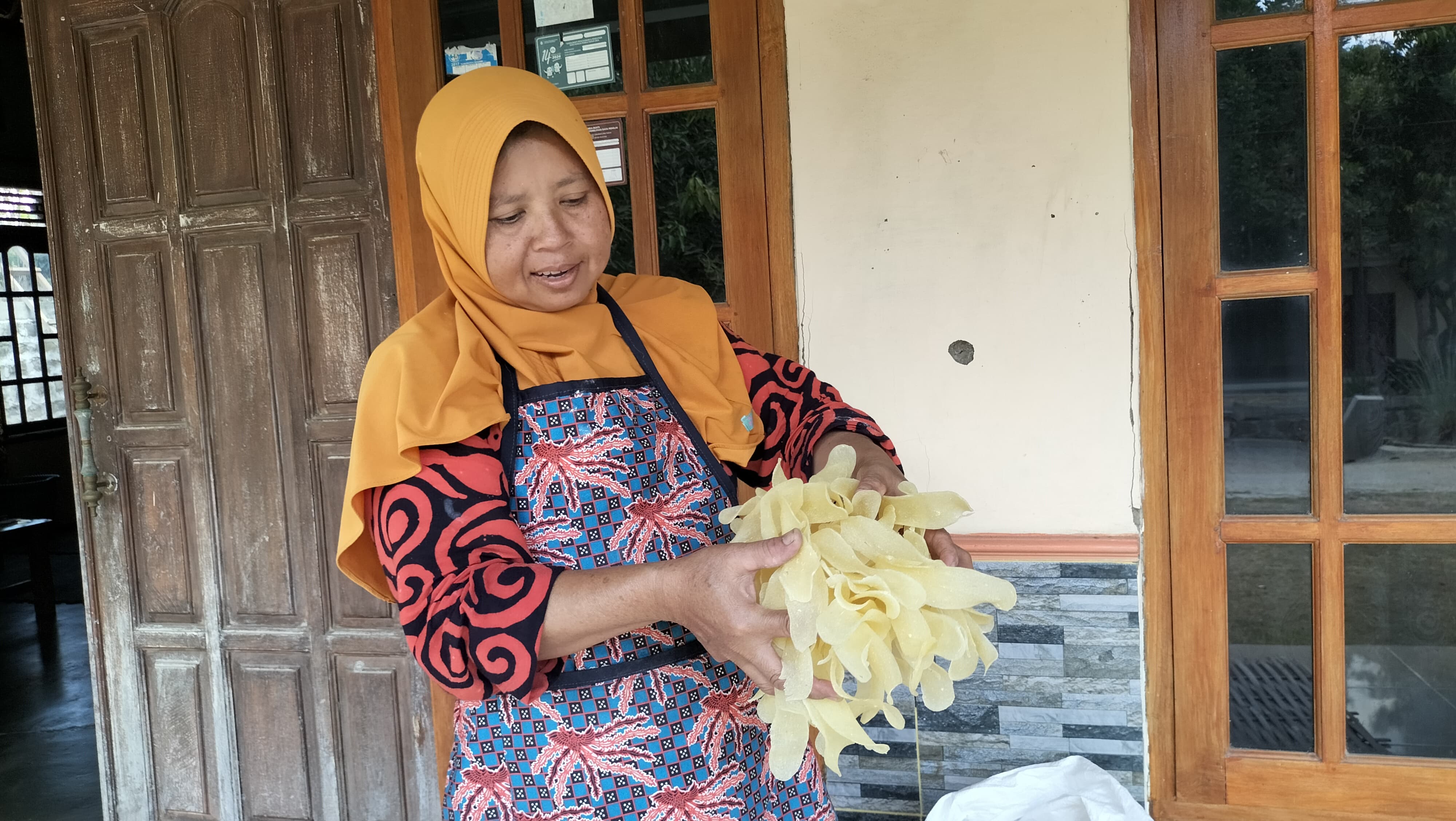 Cemilan Krupuk Trowolo dan Gatot Masih Eksis di Tengah Kuliner Modern 