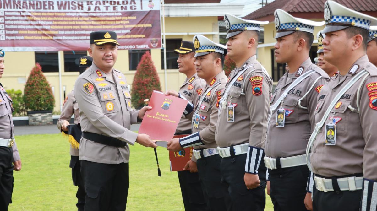 21 Anggota Polres Wonosobo Berprestasi Terima Penghargaan