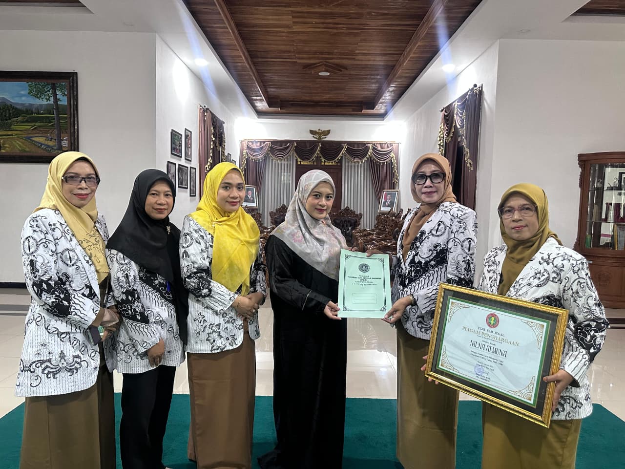 Serahkan SK dan  Penghargaan Bunda Guru  ‎