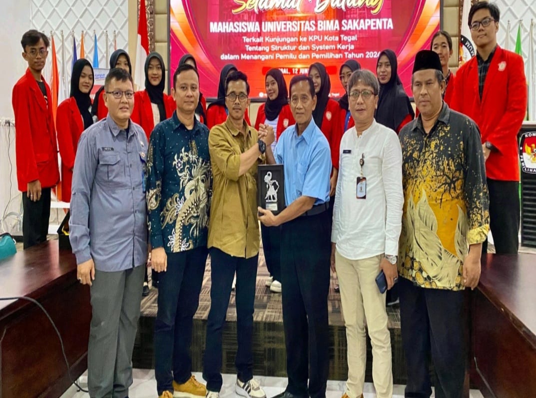 Belajar PPKN, Mahasiswa Prodi S1 Akutansi Universitas Bima Saka Penta Kunjungi KPU Kota Tegal