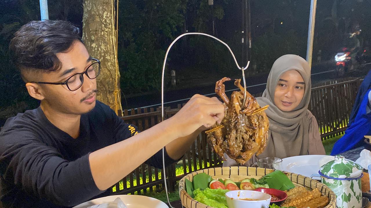 Ayam Panggang Pakis, Sensasi Kuliner Pegunungan Muria yang Diburu Saat Lebaran