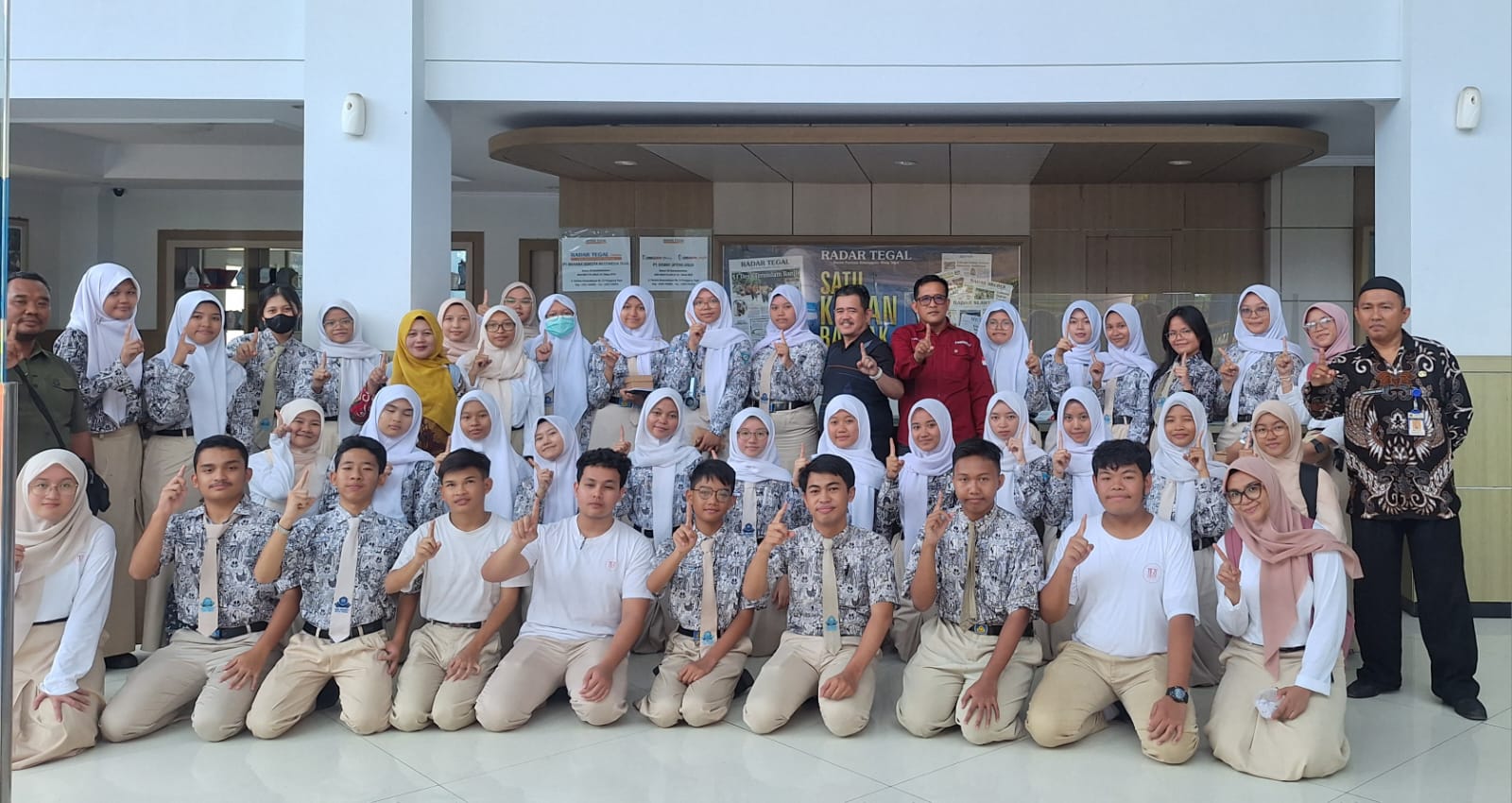 50 Siswa SMA Negeri 1 Tegal Belajar Jurnalistik di Radar Tegal