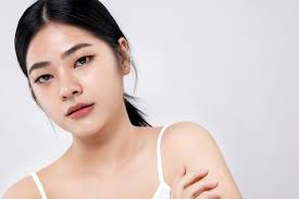 Iri Dengan Wajah Idol Korea? Pakai 5 Rekomendasi Produk Skincare Korea Mengandung Air Mawar