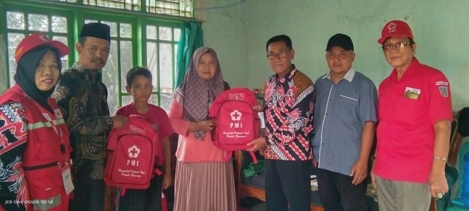 PMI Kabupaten Tegal Bantu Warga Bulakwaru yang Rumahnya Terbakar