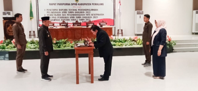 DPRD Pemalang Tetapkan Raperda Pertanggungjawaban Pelaksanaan APBD 2022 Menjadi  Perda 