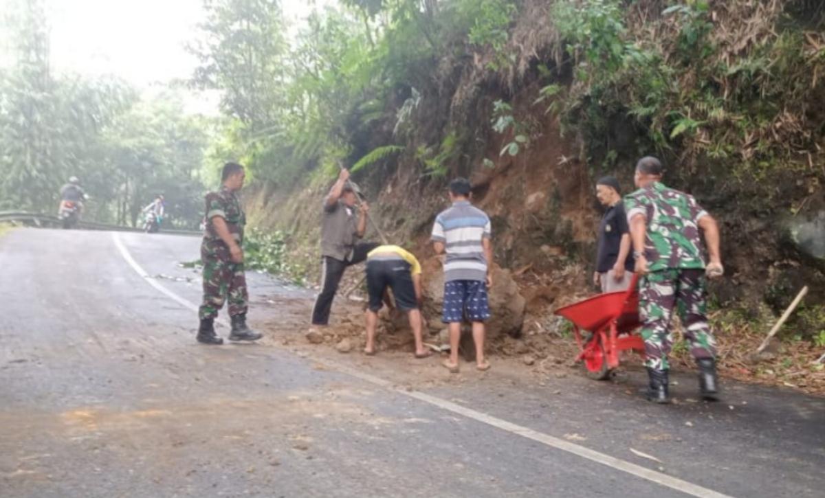 Koramil Kepil Bersama Warga Bersihkan Longsor di Jalan Wonosobo-Magelang