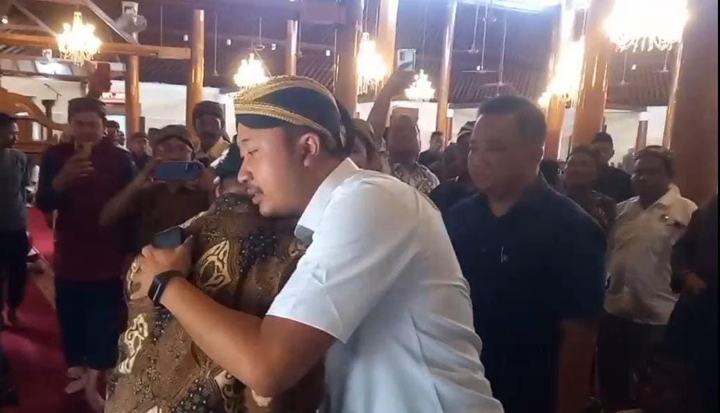 Dua Raja Keraton Solo Bertemu dan Berpelukan di Masjid Agung