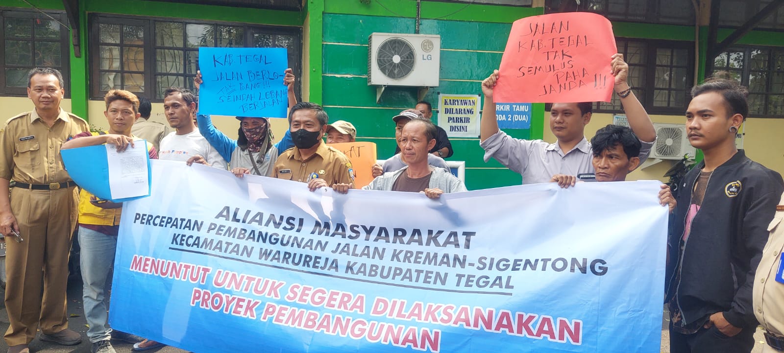 Tuntut Perbaikan Jalan, Warga Kepung Kantor DPUPR Kabupaten Tegal 
