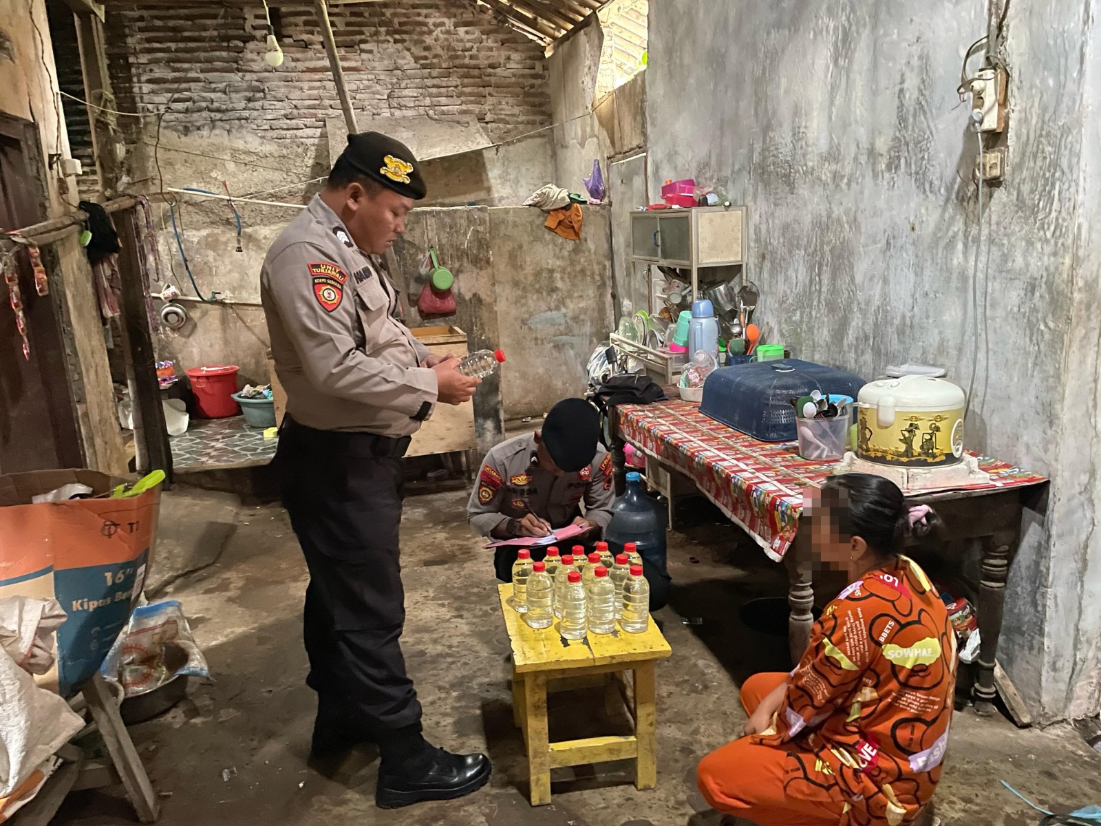 Operasi Pekat Candi 2025, Polres Pekalongan Amankan Puluhan Botol Miras  