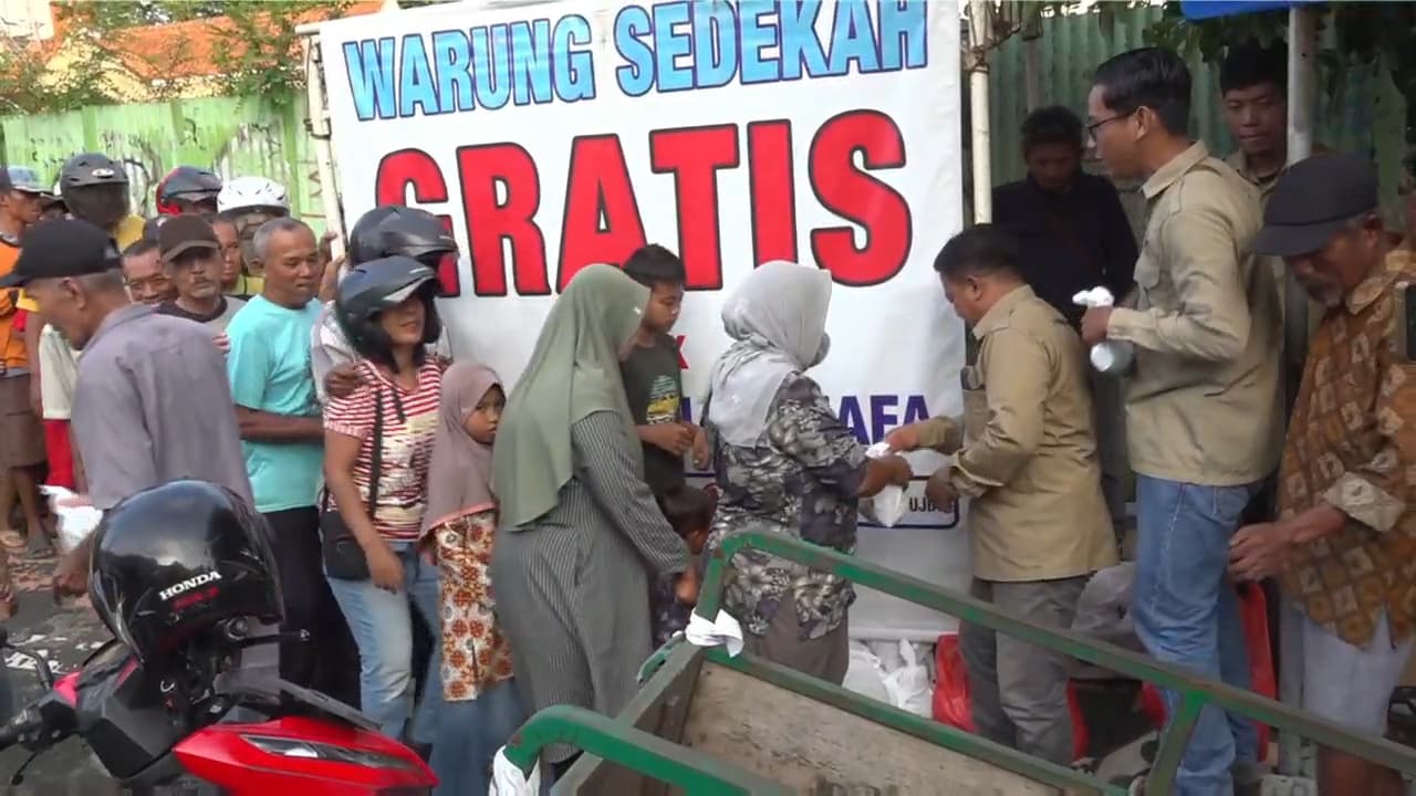 Aksi IJTI Muria Raya di Bulan Ramadan, Buka Warung Sedekah Bagikan Nasi Berbuka Puasa di Tepi Jalan