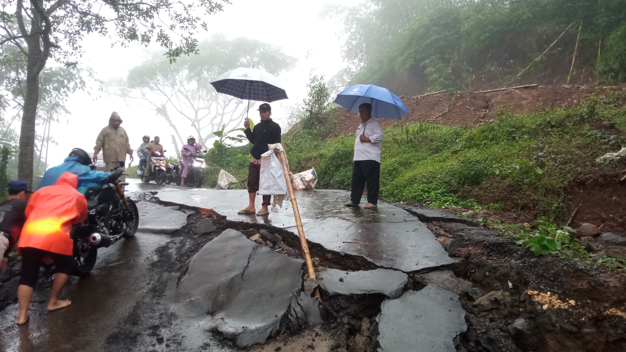 Jalan Penghubung Bojong–Jatinegara Tegal Amblas, Warga Diminta Waspada Longsor Susulan