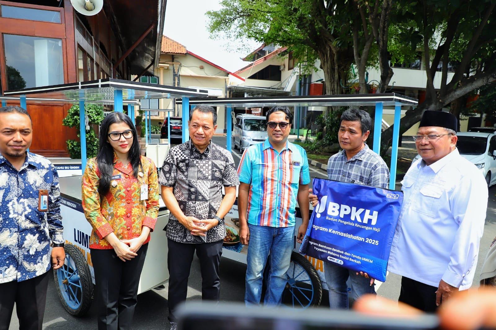 BPKH Obral Gratis Gerobak dan Tenda PKL di Kudus, Tegaskan Program Kemaslahatan Bukan dari Dana Haji